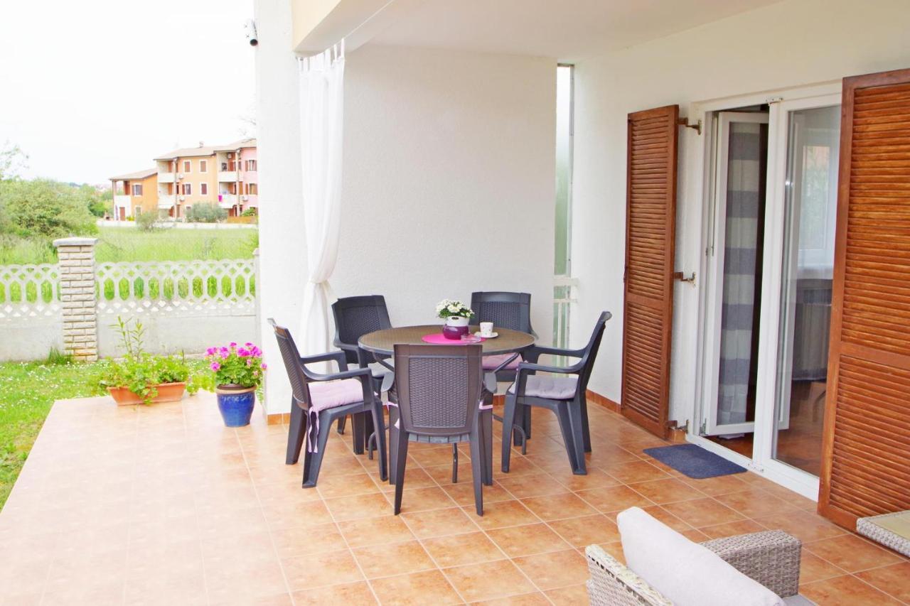 Apartment Suzi Valdebek Pula Exterior photo